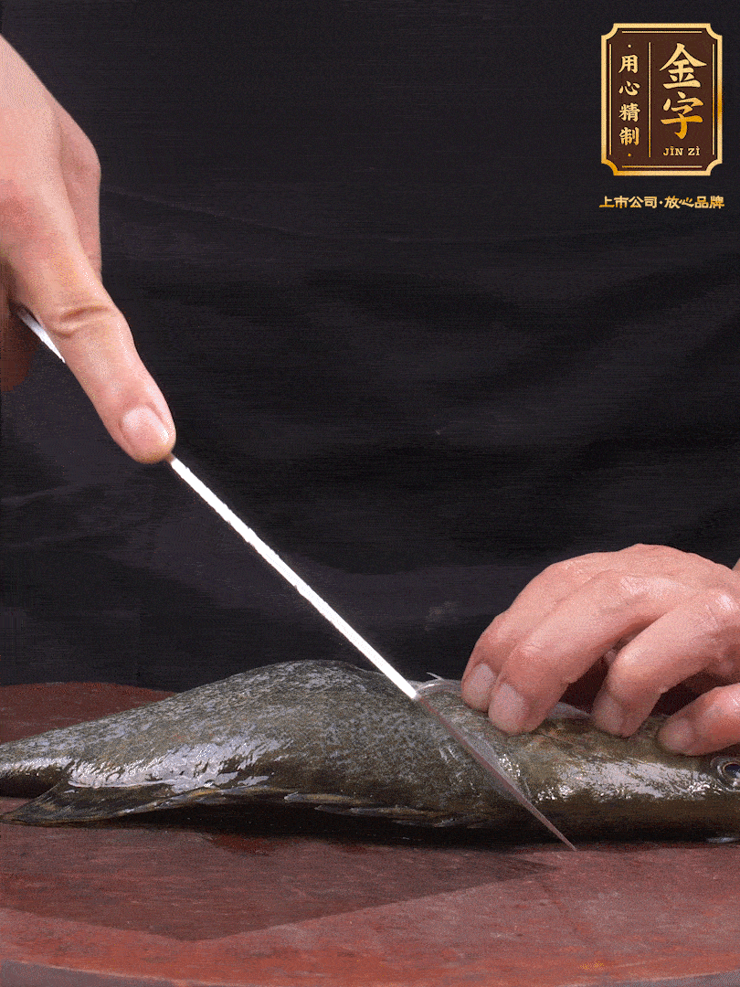 處理桂魚。收拾好的桂魚在兩側(cè)開花刀