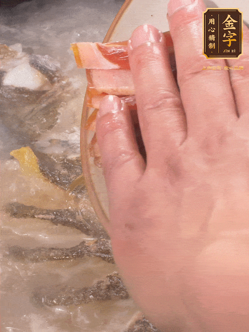將煎好的魚，倒入三大碗開水。大火煮開后放入1個蔥結(jié)、2片姜片和1勺料酒和火腿片
