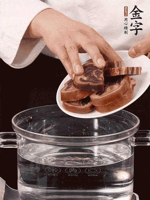 準(zhǔn)備食材。做金銀蹄有2個關(guān)鍵點(diǎn)：食材上火腿當(dāng)然得選足年發(fā)酵的金字火腿，新鮮豬爪最好選前腳、大小適宜的。