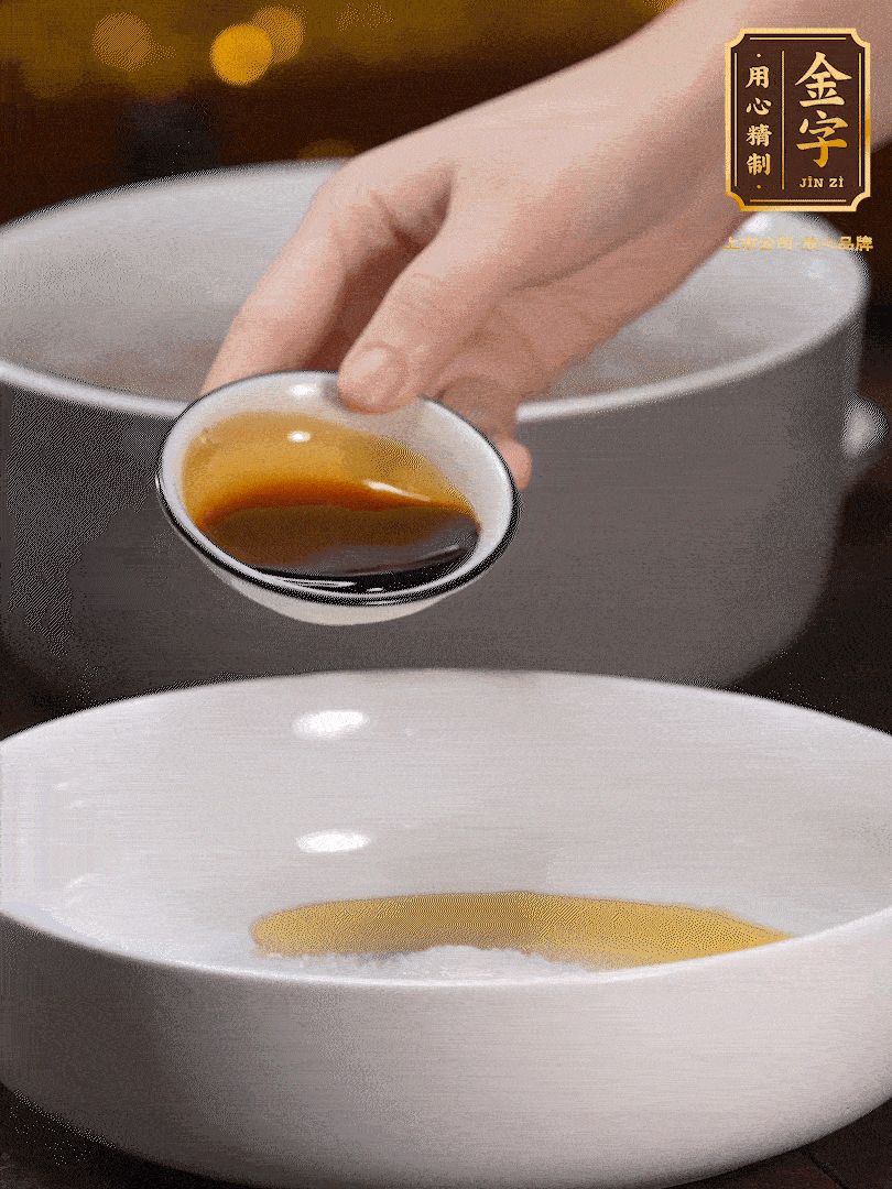 金字鹵牛肉切片，黃瓜切絲