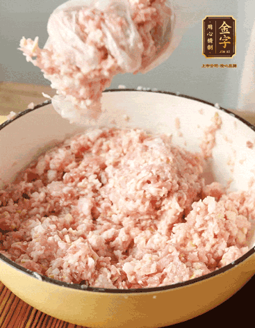 肉丁、咸肉丁、一丟丟鹽、料酒拌勻，反復(fù)摔打上勁。接著加入1兩蔥姜水，反復(fù)拌勻摔打上勁。前后共加3遍。3遍后筍丁，接著反復(fù)摔打上勁。最后加入1個蛋清、3茶匙生粉拌勻摔打上勁