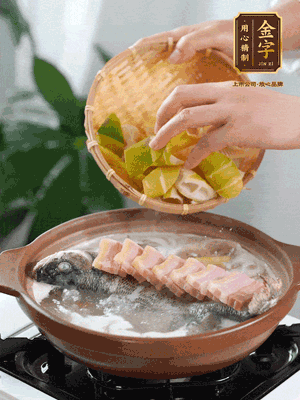 倒開(kāi)水燉煮后轉(zhuǎn)移入砂鍋，淋料酒去腥、加少許鹽調(diào)味，再依次加咸肉、春筍燉煮15分鐘。
