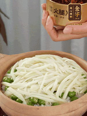 到水微干，放上豌豆、茭白絲。

