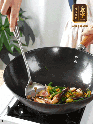 煸香蒜末，下香腸翻炒均勻，再依次下雞縱菌、黃瓜花