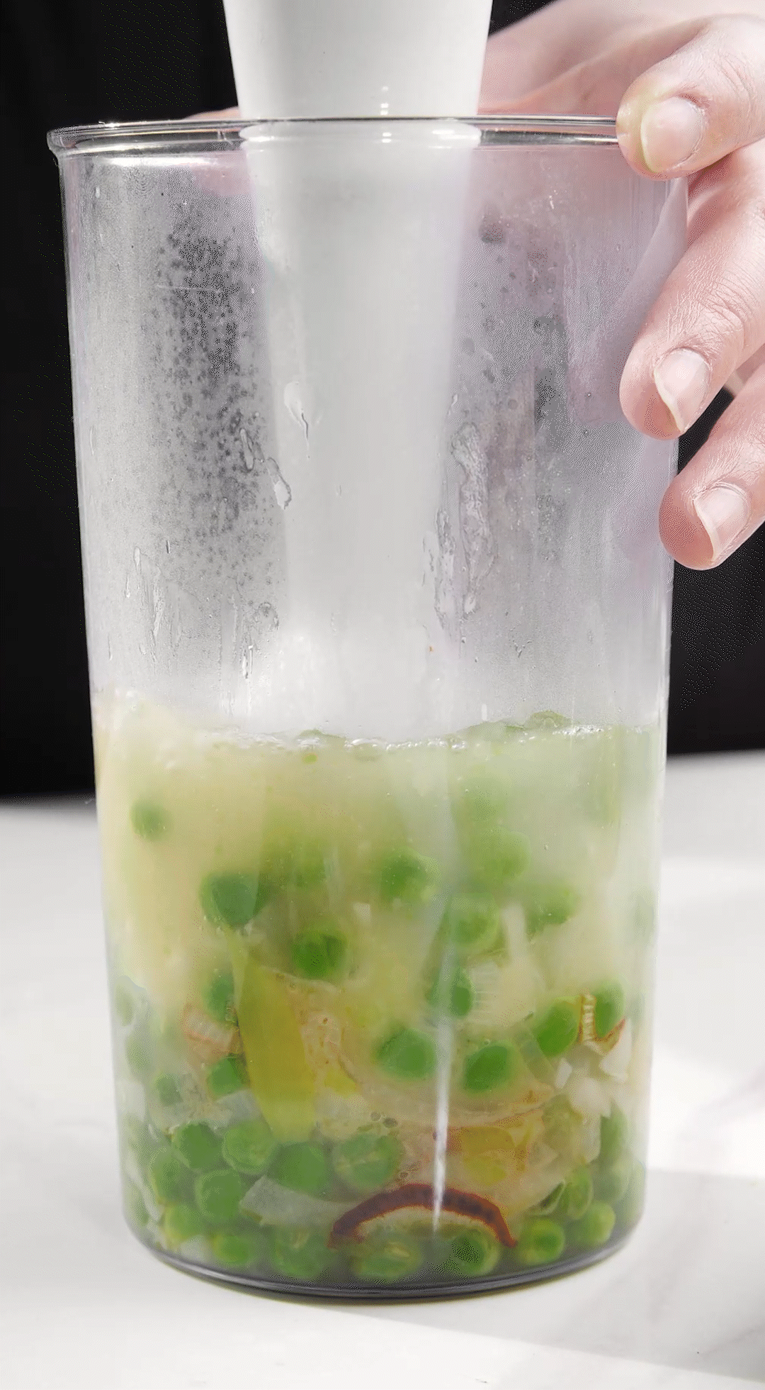 炒好的蔬菜+高湯或熱水，倒入破壁機(jī)攪打細(xì)膩絲滑即可。