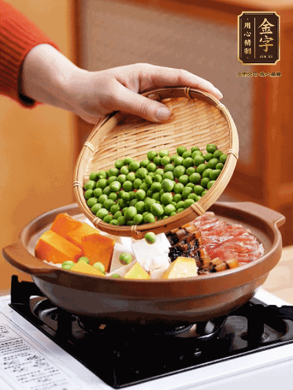 再鋪上臘腸、醬油肉、豌豆，小火煲6分鐘