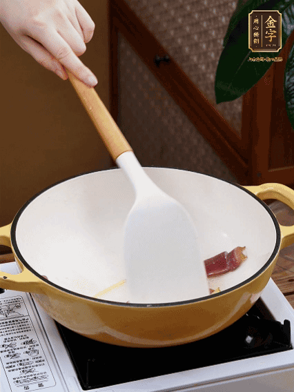 油熱，姜絲、火腿微微煸出香味