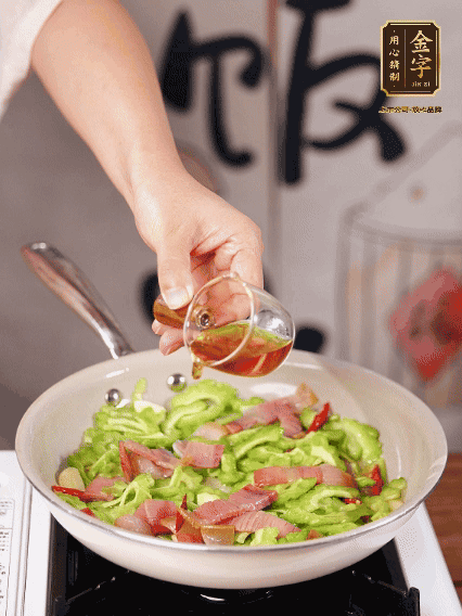 淋一圈料酒，少許糖調(diào)味